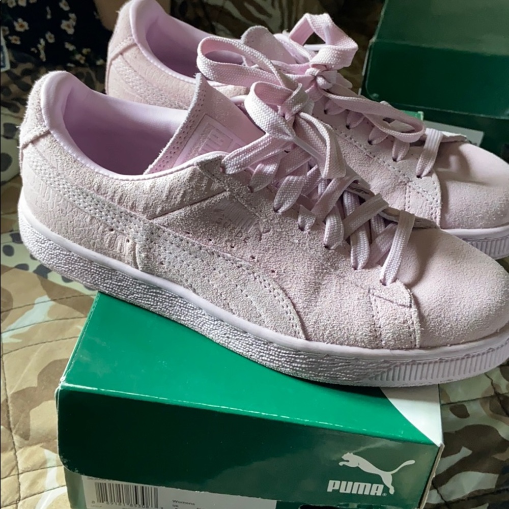 Women’s lilac pumas